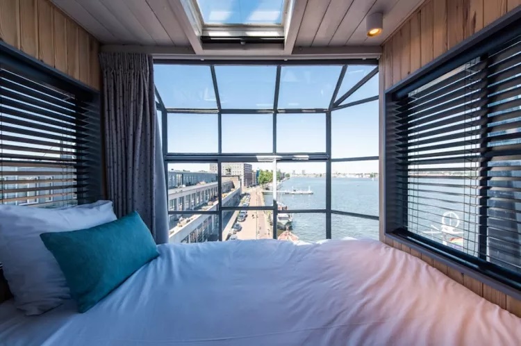 Lưu trú ở YAYS Amsterdam The Crane by Numa Stays ở thành phố Amsterdam, Hà Lan là vô cùng ngoạn mục. Du khách ngủ qua đêm trên chiếc cần cẩu được tái sử dụng - Ảnh: Phòng ngủ 