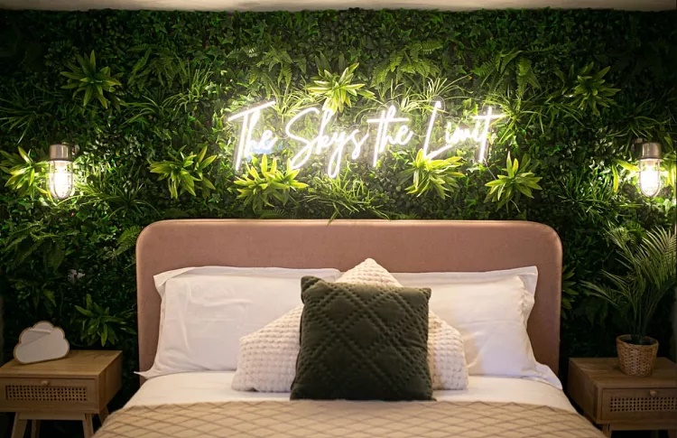 Trong máy bay có sofa êm ái và quầy bar theo phong cách retro thập niên 70. Trong phòng ngủ riêng có chiếc giường cỡ lớn, một giường đơn cho trẻ em và một chiếc giường sofa bằng da. Phòng tắm thì có bồn cầu và bồn rửa - Ảnh: Phòng ngủ trên máy bay phản lực 