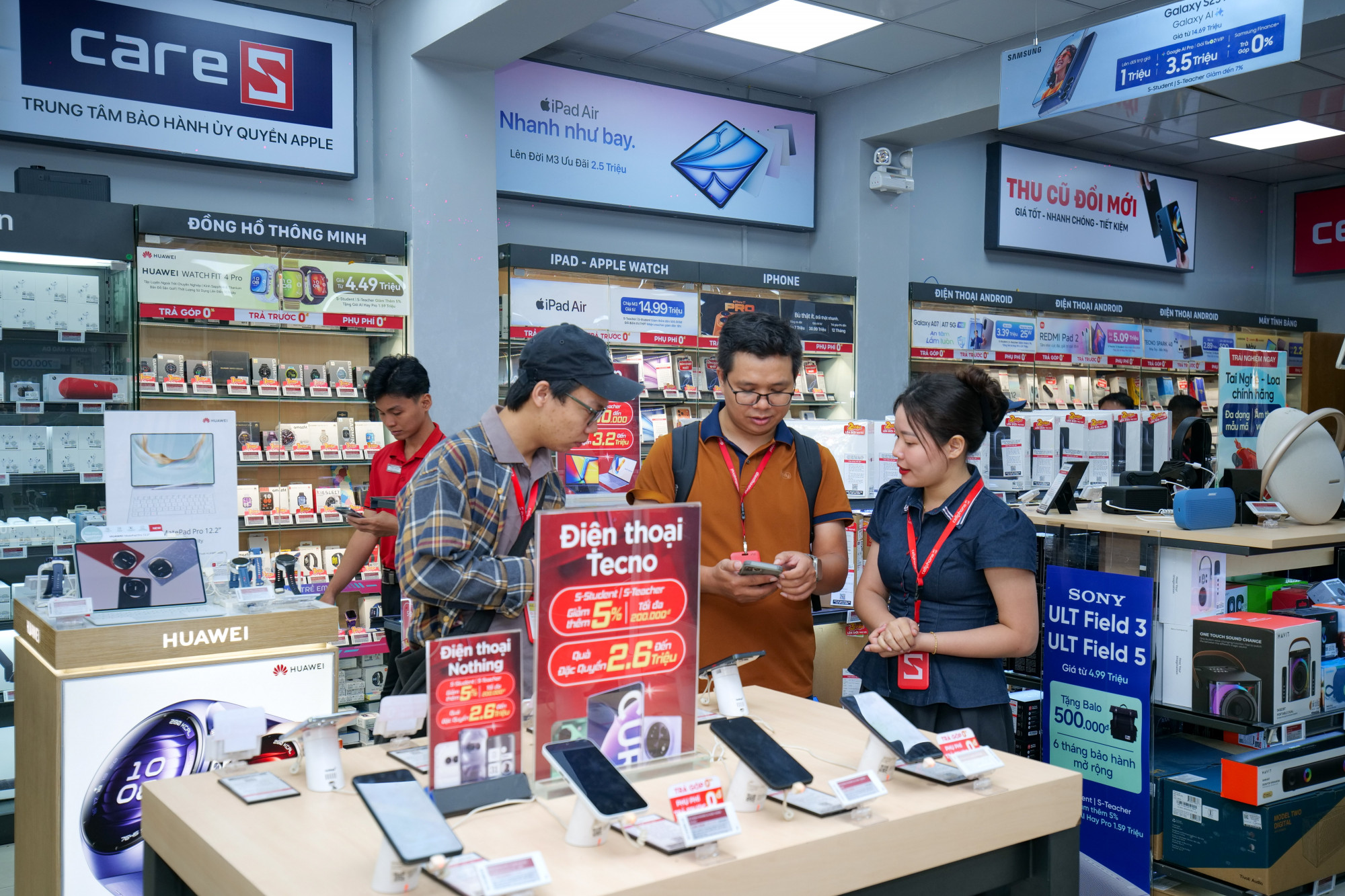 Khách hàng trải nghiệm và nhận tư vấn sản phẩm iPhone 17 tại hệ thống CellphoneS