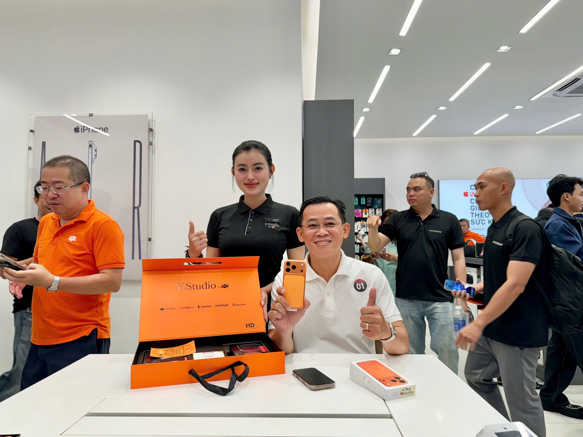 Một khách hàng nhận iPhone 17 Pro Max trong ngày mở bán tại FPT Shop và F.Studio by FPT 