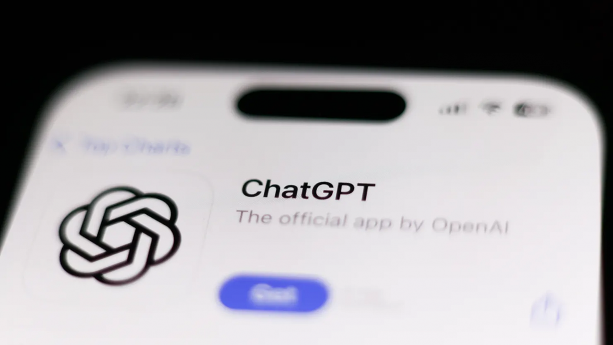 Ứng dụng ChatGPT trên iOS App Store, được hiển thị trên màn hình điện thoại thông minh — Ảnh: Getty Images