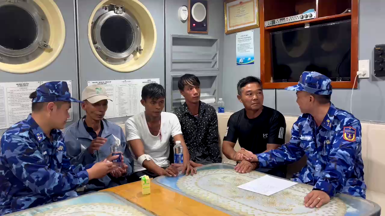 4 ngư dân gặp nạn được BTL Vùng Cảnh sát biển cứu - Ảnh CSB4 cung câps