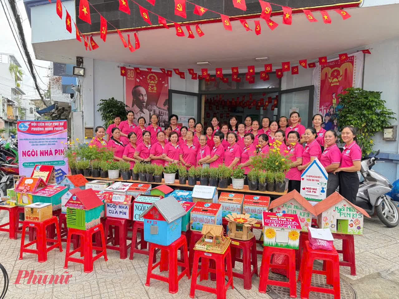 Hội LHPN phường Minh Phụng phối hợp tổ chức chương trình thu gom chất thải nguy hại và tổ chức mô hình ngôi nhà của pin