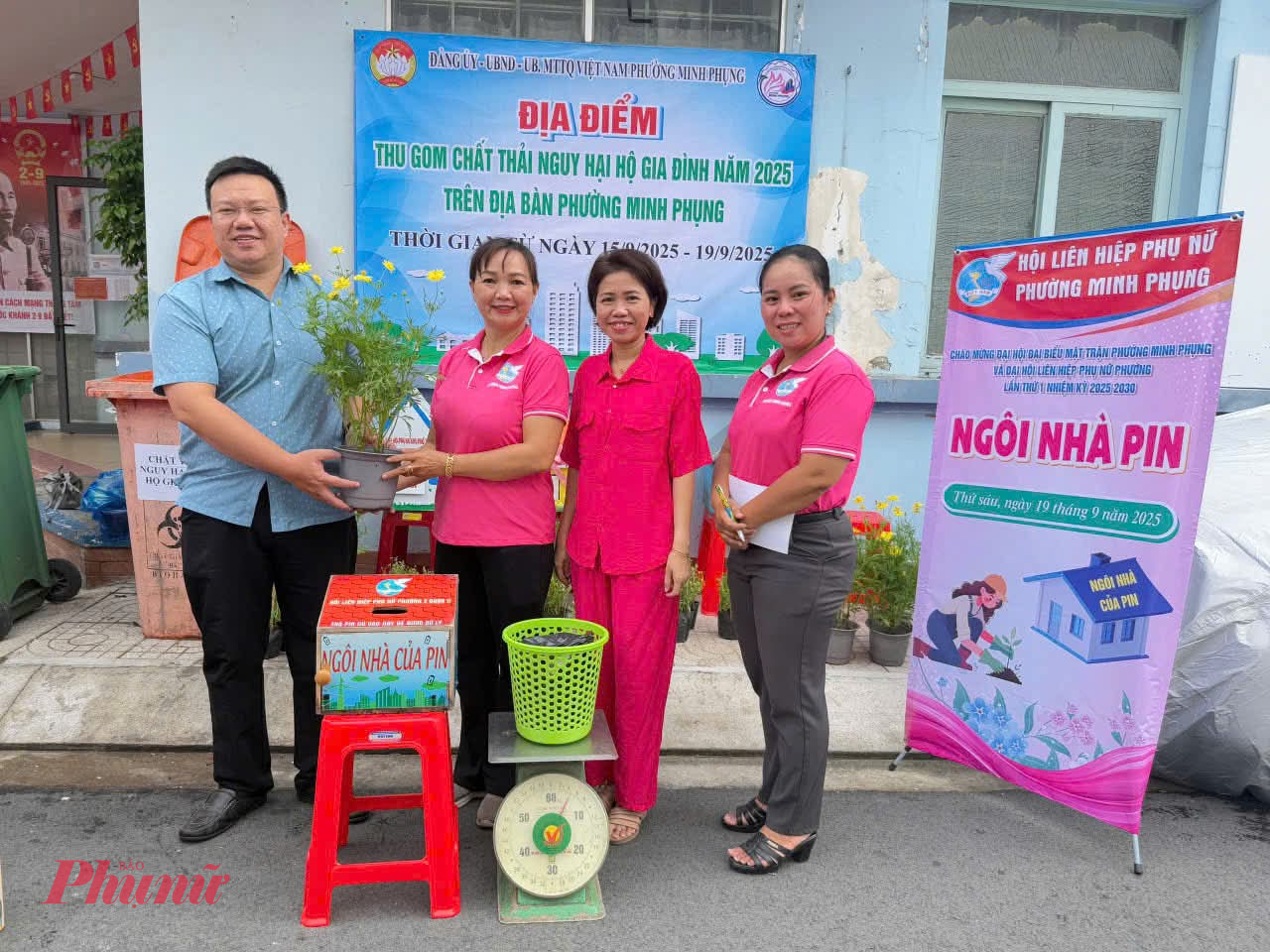 Trao tặng cây xanh cho người dân tham gia chương trình 