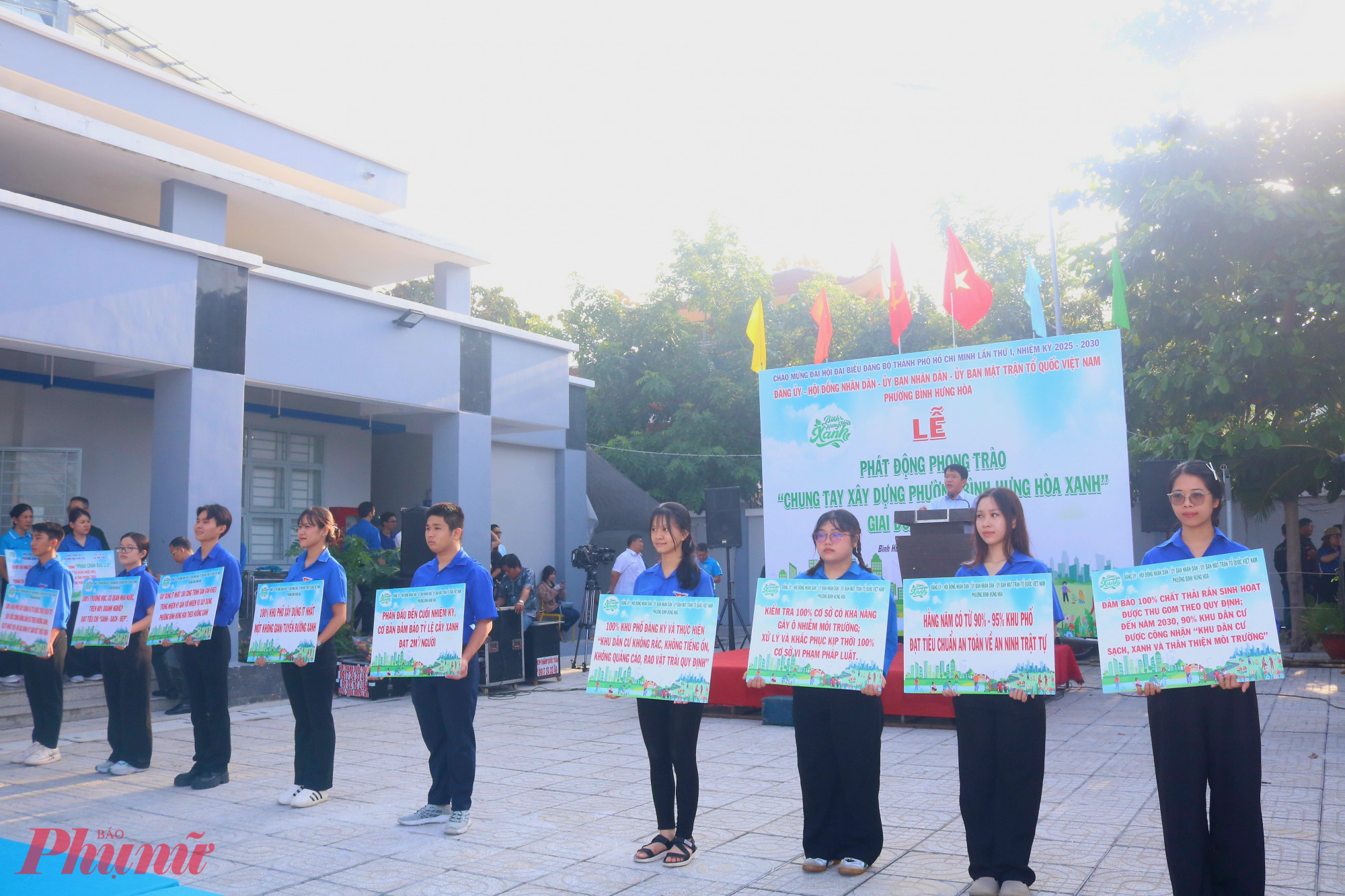 Bảng tượng trưng 9 chỉ tiêu cụ thể mà phường Bình Hưng Hoà đặt ra nhằm đạt được mục tiêu của phong trào “Chung tay xây dựng phường Bình Hưng Hoà xanh” giai đoạn 2025 – 2030 - Ảnh: Mẫn Nhi