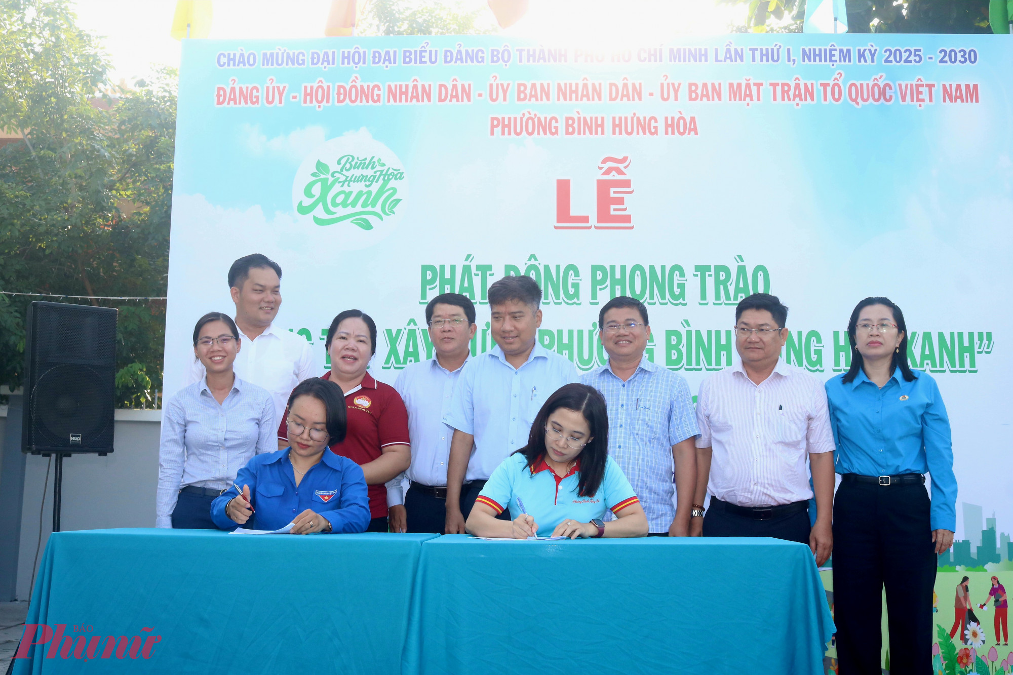 Lãnh đạo địa phương chứng kiến lễ ký kết giữa Đoàn Thanh niên và Trung tâm Phục vụ hành chính công phường về phối hợp triển khai những mô hình gắn với phong trào - Ảnh: Mẫn Nhi