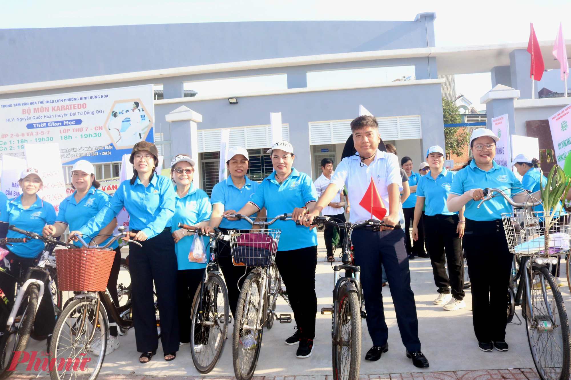 Ông Nguyễn Việt Quế Sơn – Bí thư Đảng ủy, Chủ tịch HĐND phường Bình Hưng Hoà (thứ 2, từ phải qua) cùng lãnh đạo phường và các tổ chức chính trị - xã hội dẫn đầu đoàn xe tuyên truyền, kêu gọi người dân hưởng ứng phong trào “Chung tay xây dựng phường Bình Hưng Hoà xanh” - Ảnh: Mẫn Nhi