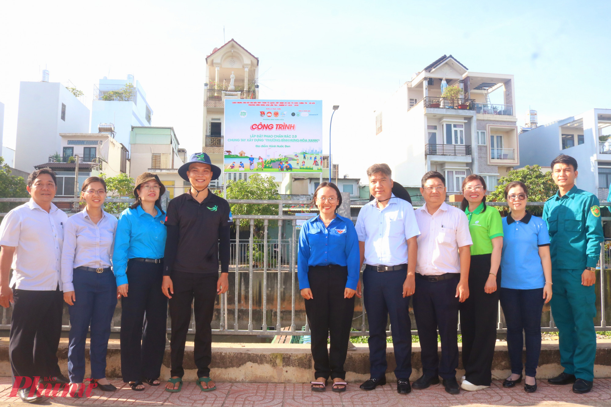 Ra mắt công trình “Lắp đặt phao chắn rác” trên tuyến kênh Nước Đen, đoạn qua phường Bình Hưng Hoà - Ảnh: Mẫn Nhi