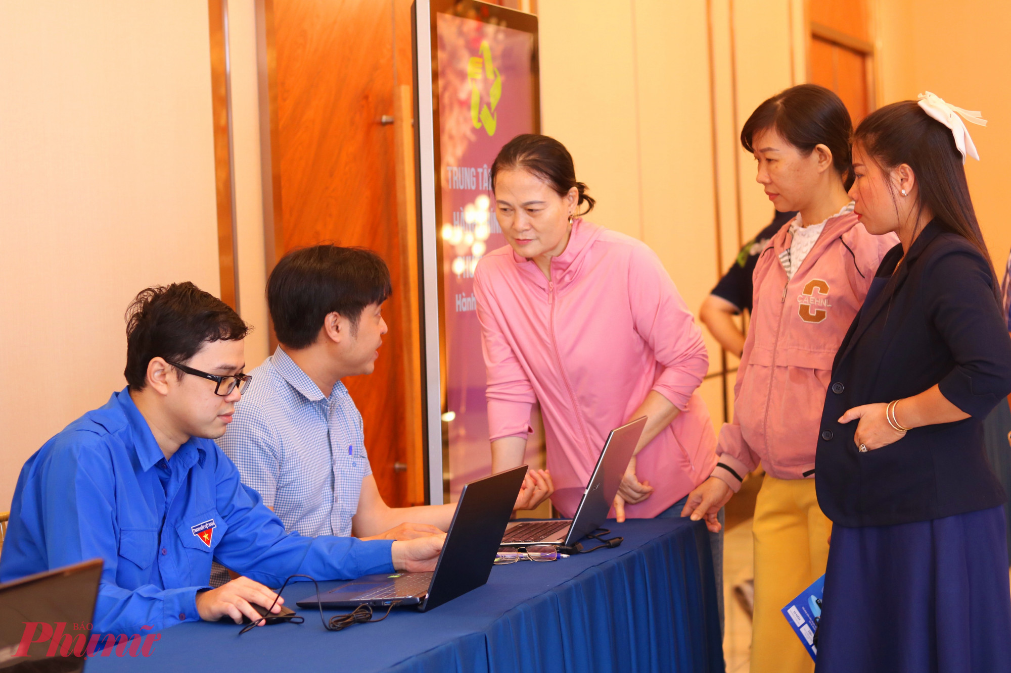 Cán bộ Trung tâm Phục vụ hành chính công phường Tân Tạo – đến ngày hội để hướng dẫn người dân sử dụng dịch vụ công trực tuyến - Ảnh: Mẫn Nhi