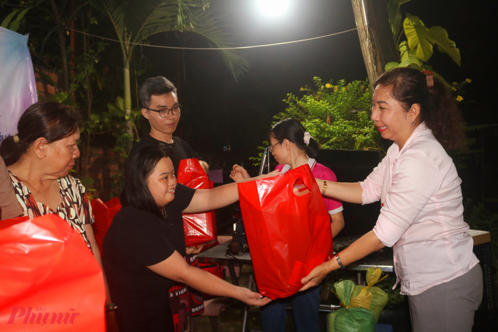 Nhân dịp này, Hội LHPN phường Tam Bình và chủ nhà trọ trao 20 phần quà trị giá 550.000 đồng/phần nhằm động viên người lao động có hoàn cảnh khó khăn (mỗi phần gồm có tiền mặt và thực phẩm thiết yếu). Trong ảnh là bà Nguyễn Thị Thanh Tuyền – Phó chủ tịch Ủy ban MTTQ, Chủ tịch Hội LHPN phường Tam Bình trao quà đến các anh chị  - Ảnh: Mẫn Nhi
