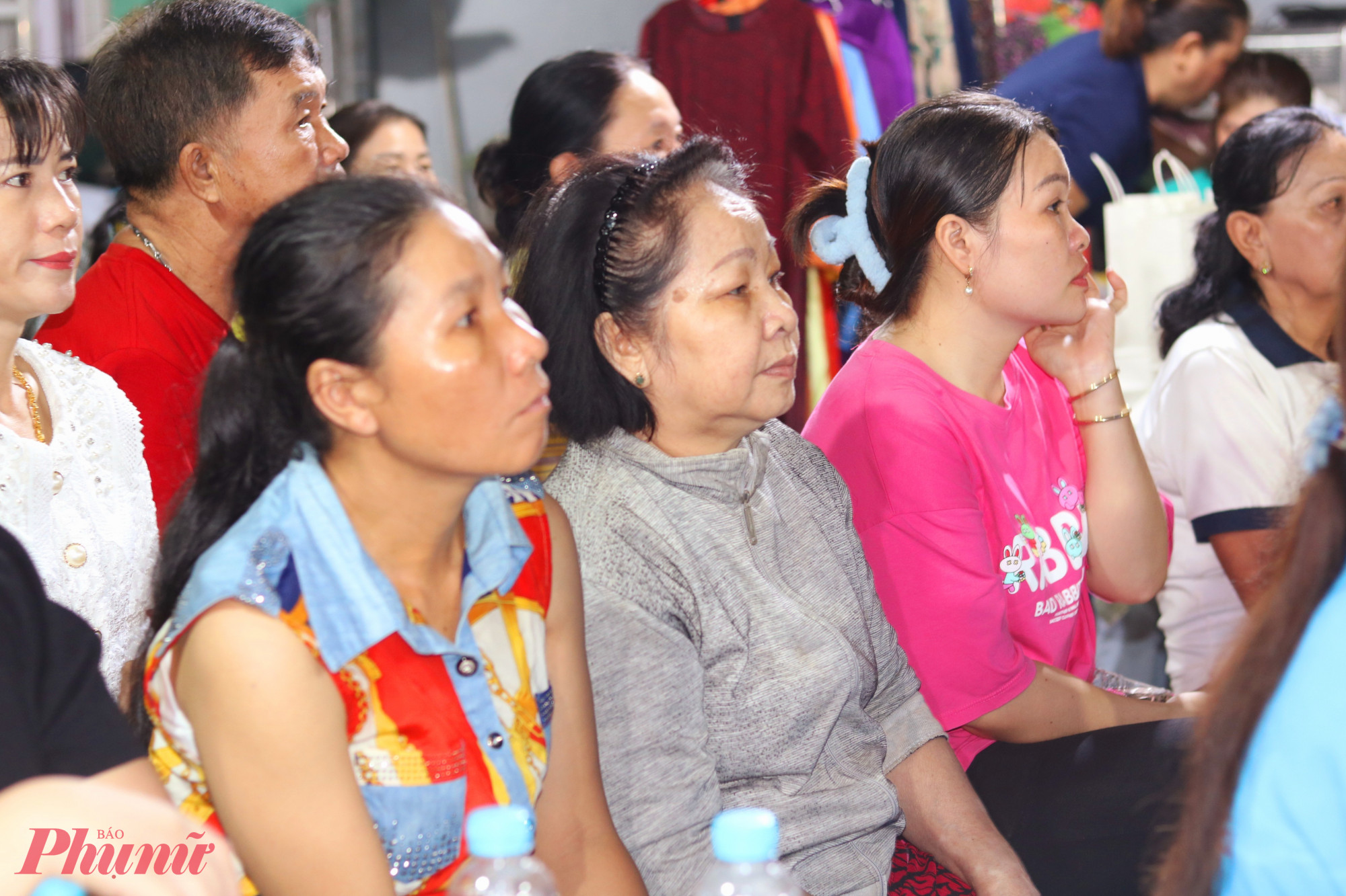 Các dì, các chị em trong khu trọ chăm chú theo dõi thông tin tuyên truyền phòng, chống tội phạm - Ảnh: Mẫn Nhi