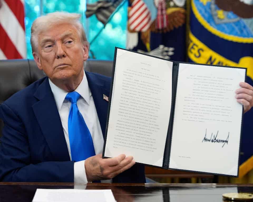 Ông Trump ký sắc lệnh mới về tăng lệ phí thị thực - Ảnh: Guardian
