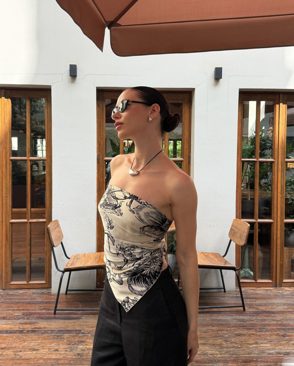Để nâng tầm phong cách, bạn hãy kết hợp scarf top với quần ống rộng. Sự đối lập giữa vẻ quyến rũ của áo và nét thanh lịch của quần tạo nên một tổng thể hài hòa, thời thượng. Outfit này không chỉ phù hợp cho những buổi tiệc trên du thuyền mà còn thích hợp cho các buổi tối lãng mạn 