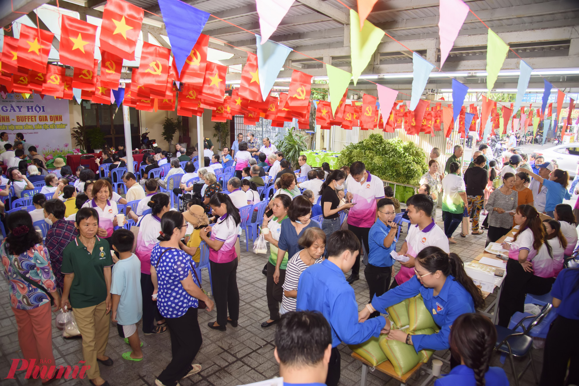 Ngày hội diễn ra sôi nổi với nhiều hoạt động phong phú, thiết thực như chương trình buffet sáng dành cho bà con có hoàn cảnh khó khăn, thu hút hơn 350 lượt người tham dự, mọi người cùng nhau quây quần trong không khí ấm áp, vui vẻ của một buổi sáng cuối tuần.