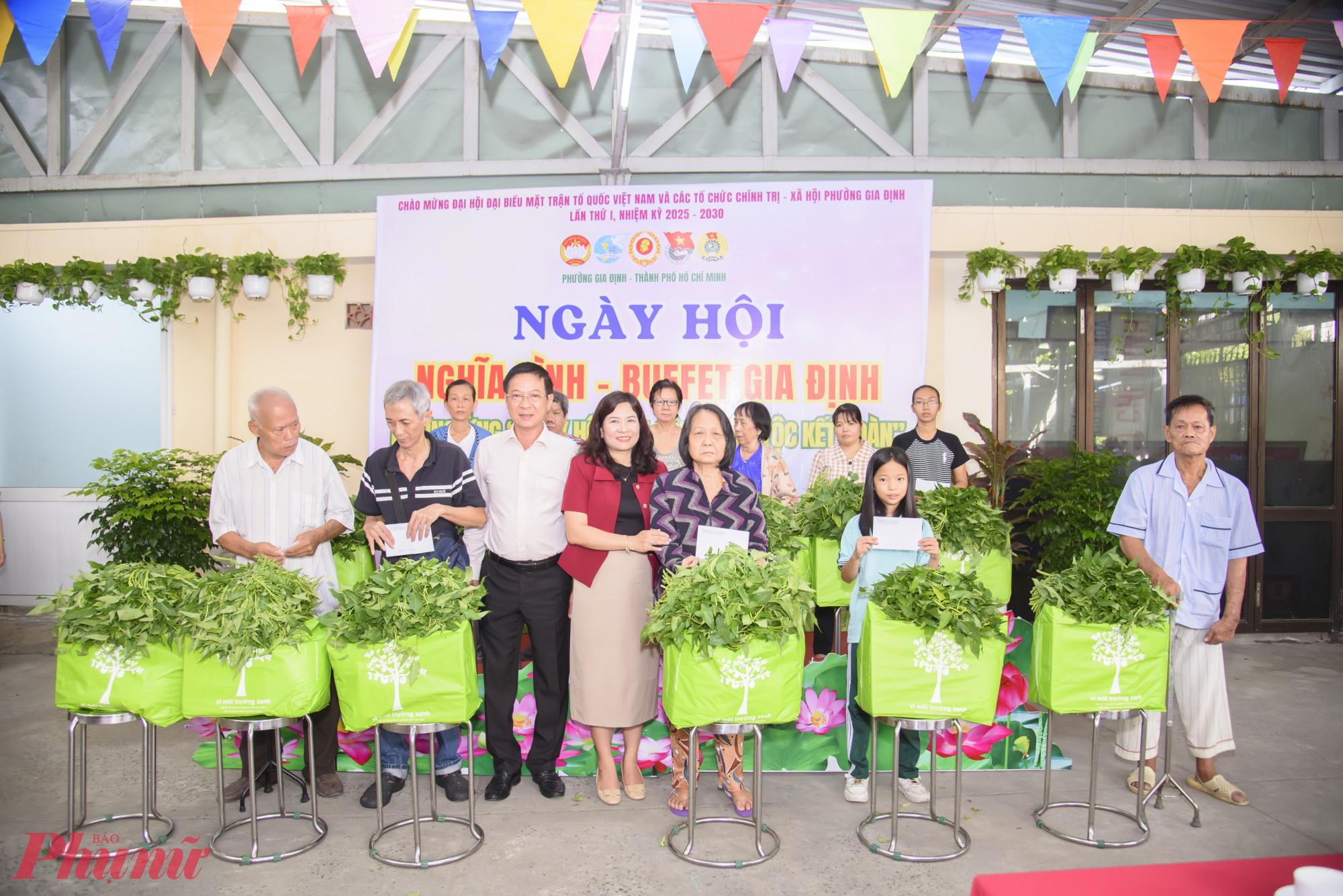 Nhiều phần quà được trao tận tay đến người dân