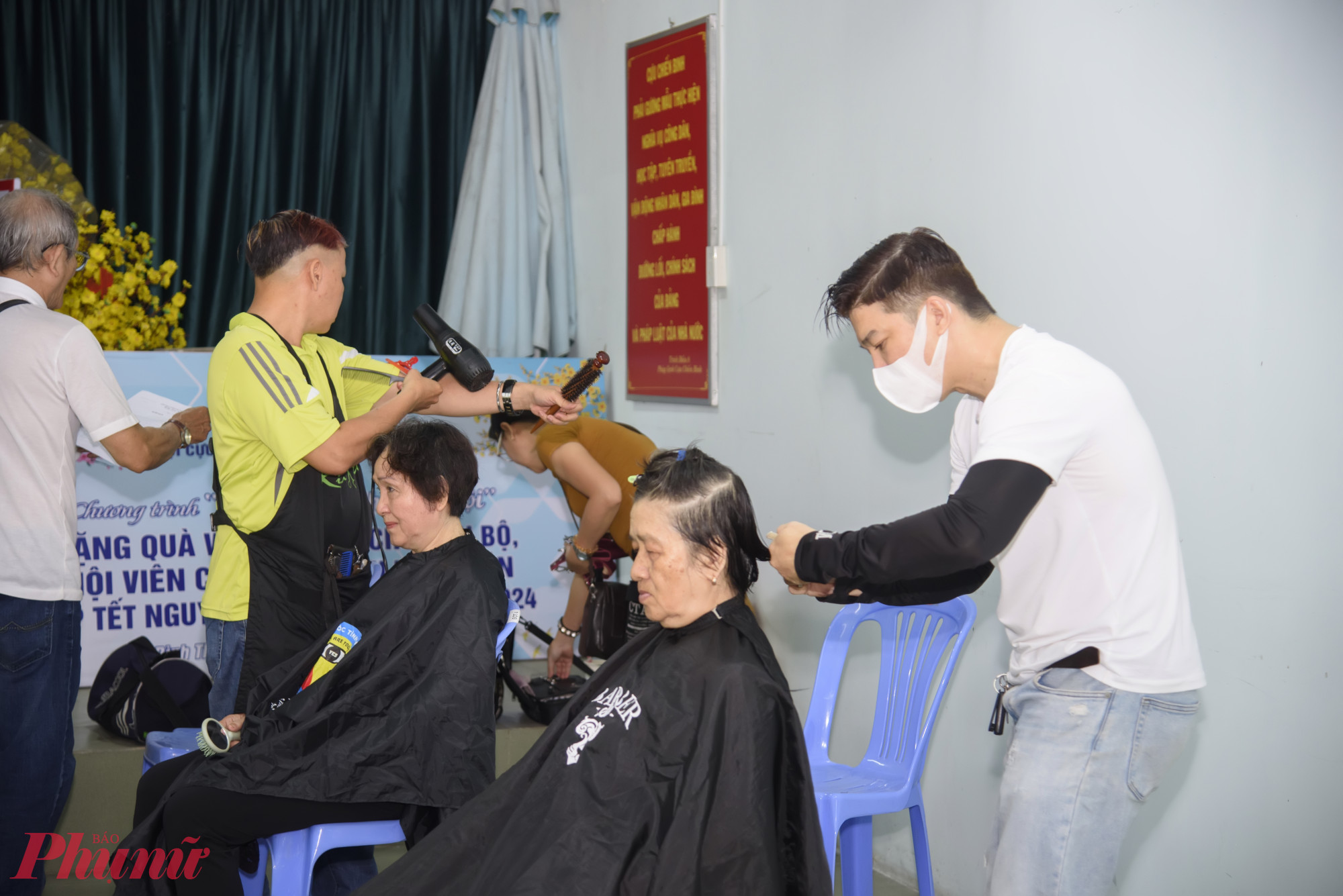 Gian hàng cắt tóc miễn phí