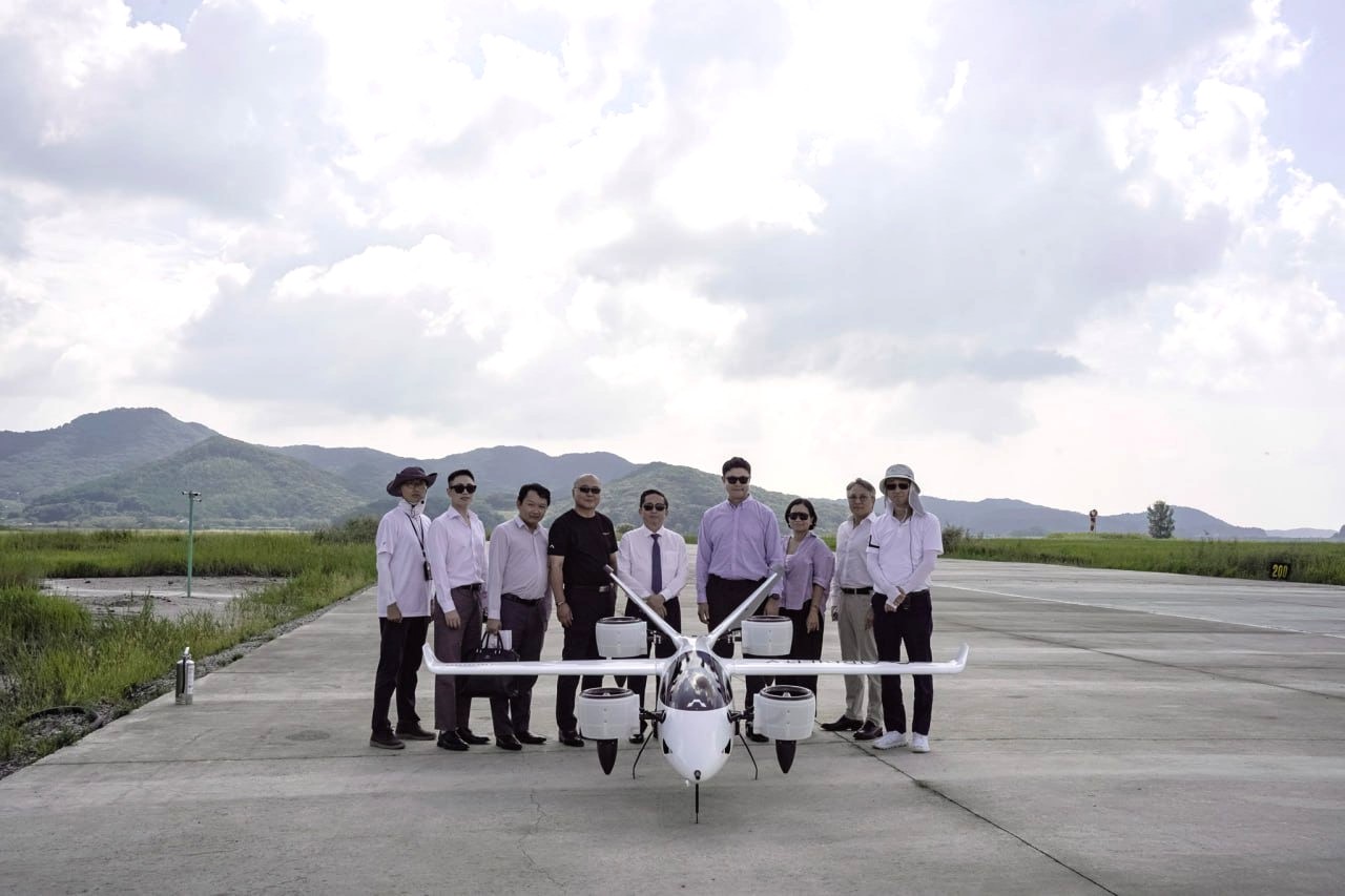 Đội bay CT UAV và Airbility tại chuyến bay thử nghiệm ngày 18/9 - Ảnh: CT Group