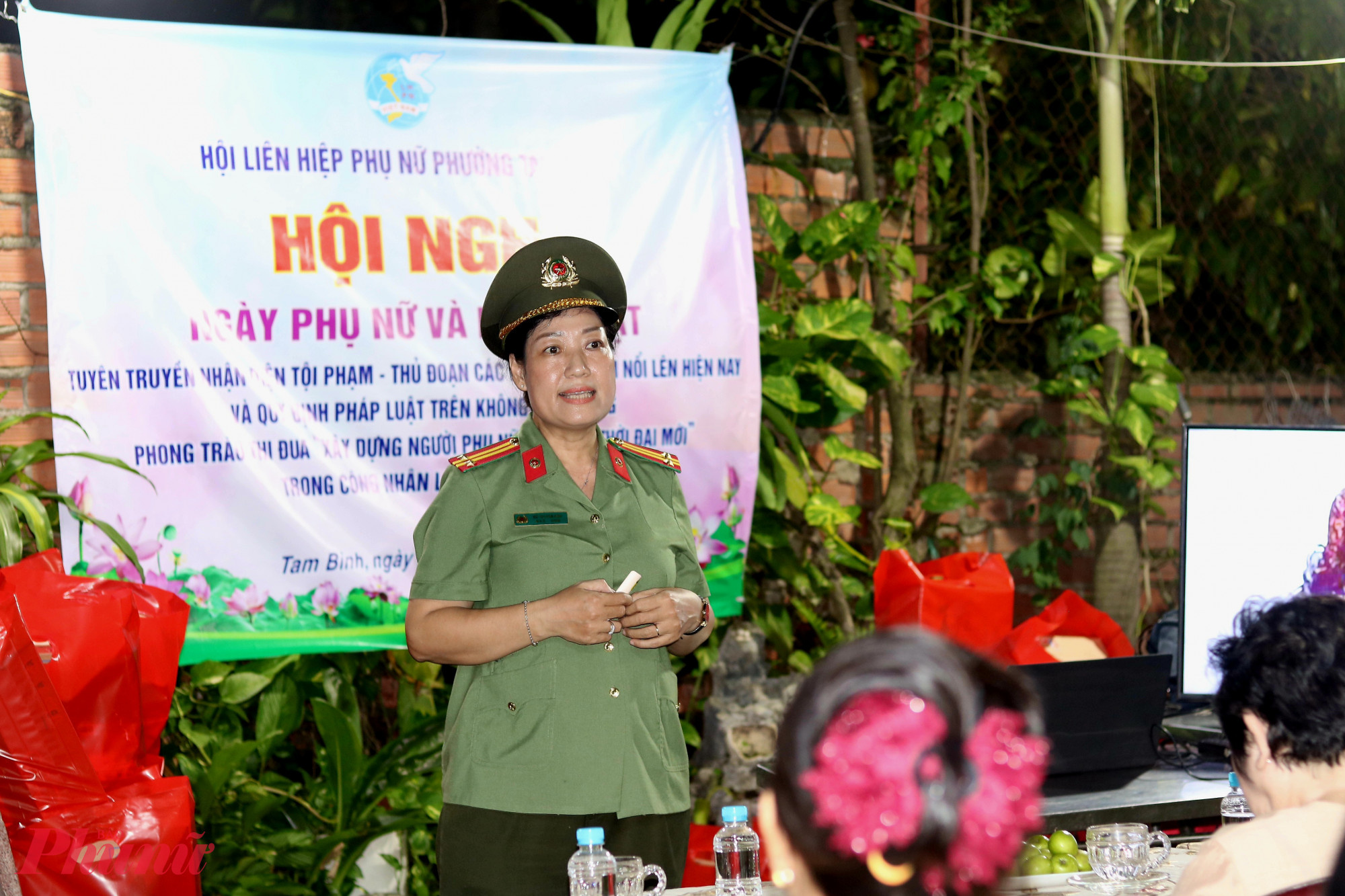 Trung tá Võ Thị Vân Anh thông tin đến mọi người trong khu trọ về thủ đoạn của tội phạm lừa đảo trực tuyến - Ảnh: Mẫn Nhi