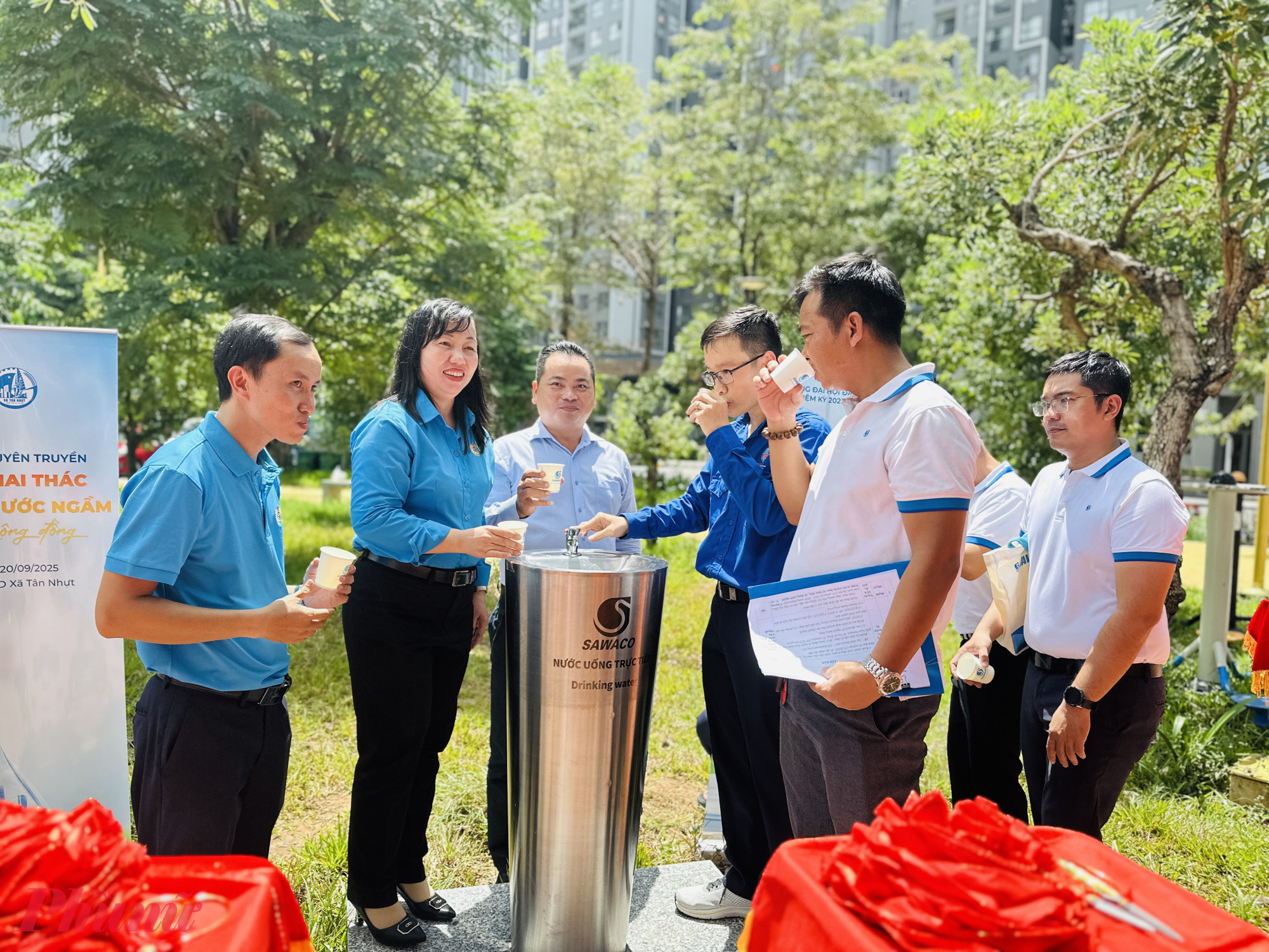 Các đại biểu sử dụng nước sạch tại vòi