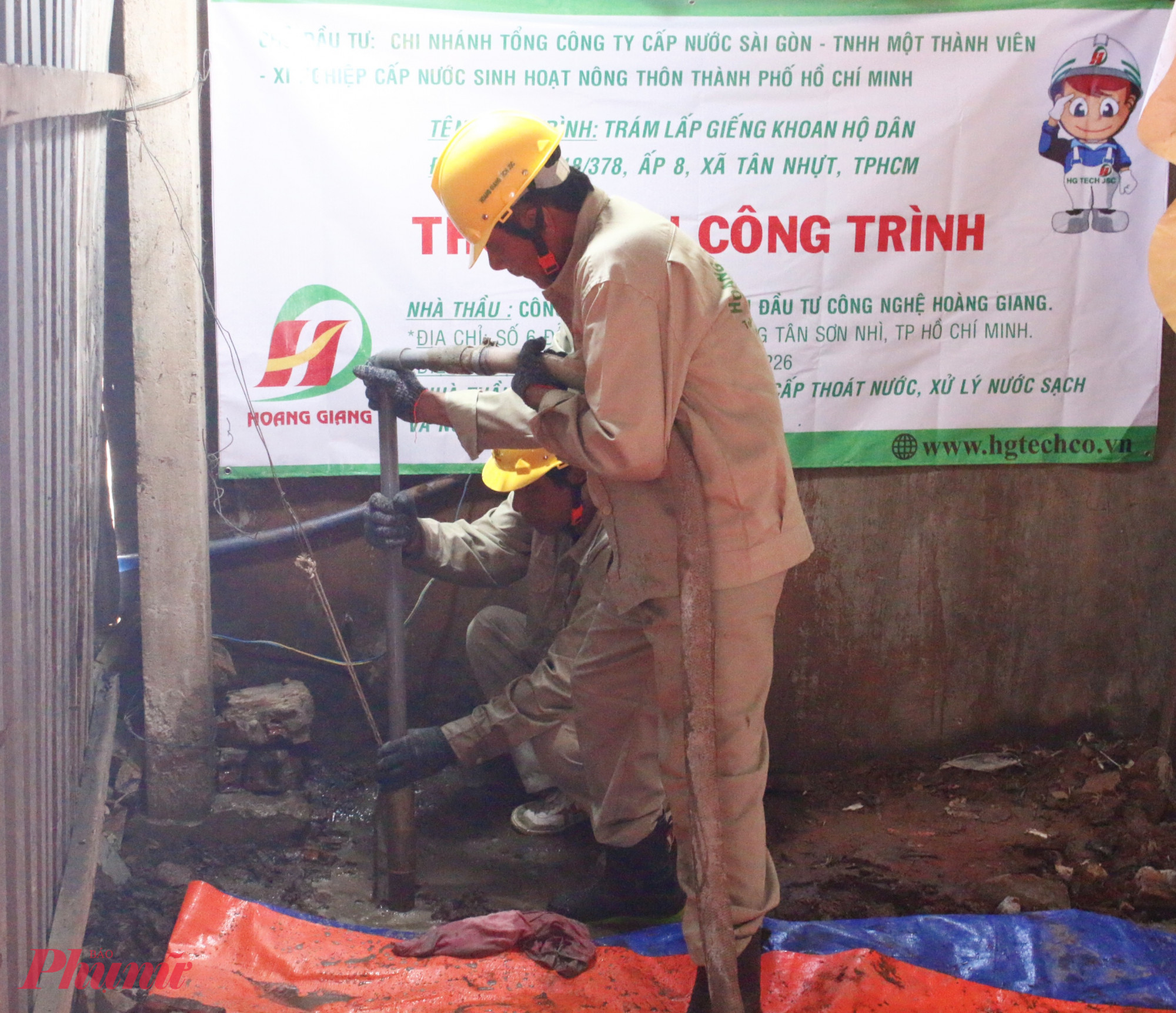 Đơn vị thi công trám, lấp giếng đang thực hiện các công đoạn