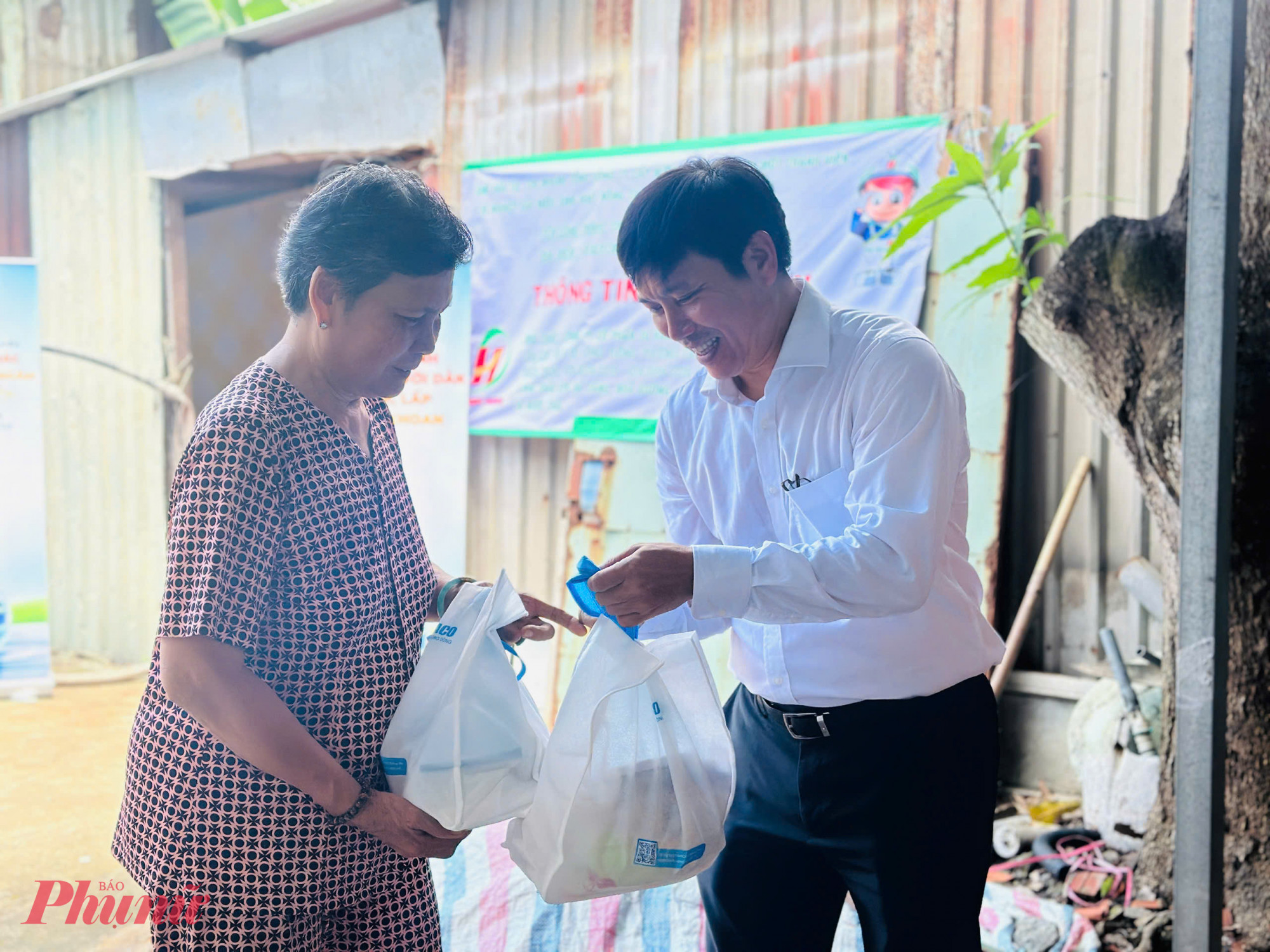 Ông Nguyễn Mười – Giám đốc Xí nghiệp cấp nước sinh hoạt nông thôn  TPHCM đến thăm hỏi, giám sát công trình trám, lắp giếng và gửi tặng quà đến hộ gia đình bà Huỳnh Thị Quí