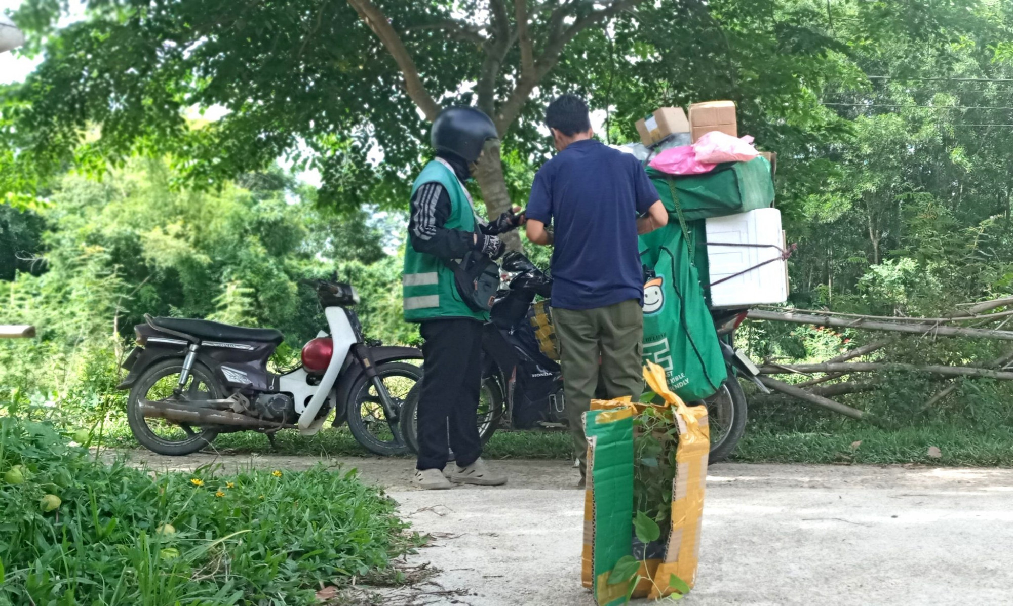Ông chú gần nhà nhẵn mặt shiper vì nghiện mua sắm online 