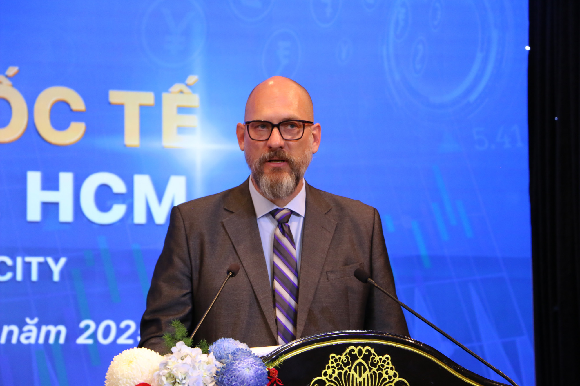 Ông Richard D. McClellan phát biểu tại hội thảo 