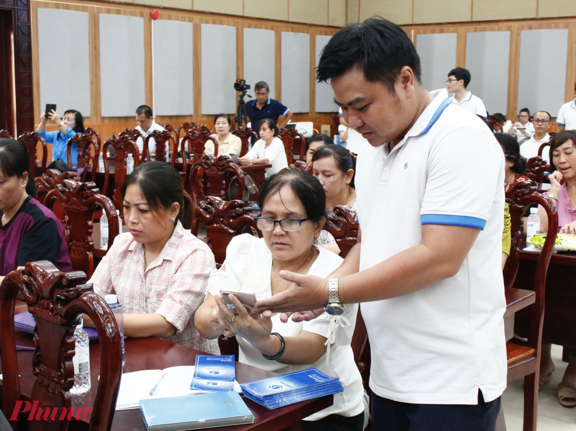 SAWACO và địa phương đồng hành nâng cao ý thức sử dụng nước sạch, hạn chế khai thác nước ngầm Thành viên ban tổ chức hướng dẫn người dân cài đặt và sử dụng Ứng dụng chăm sóc khách hàng SAWACO
