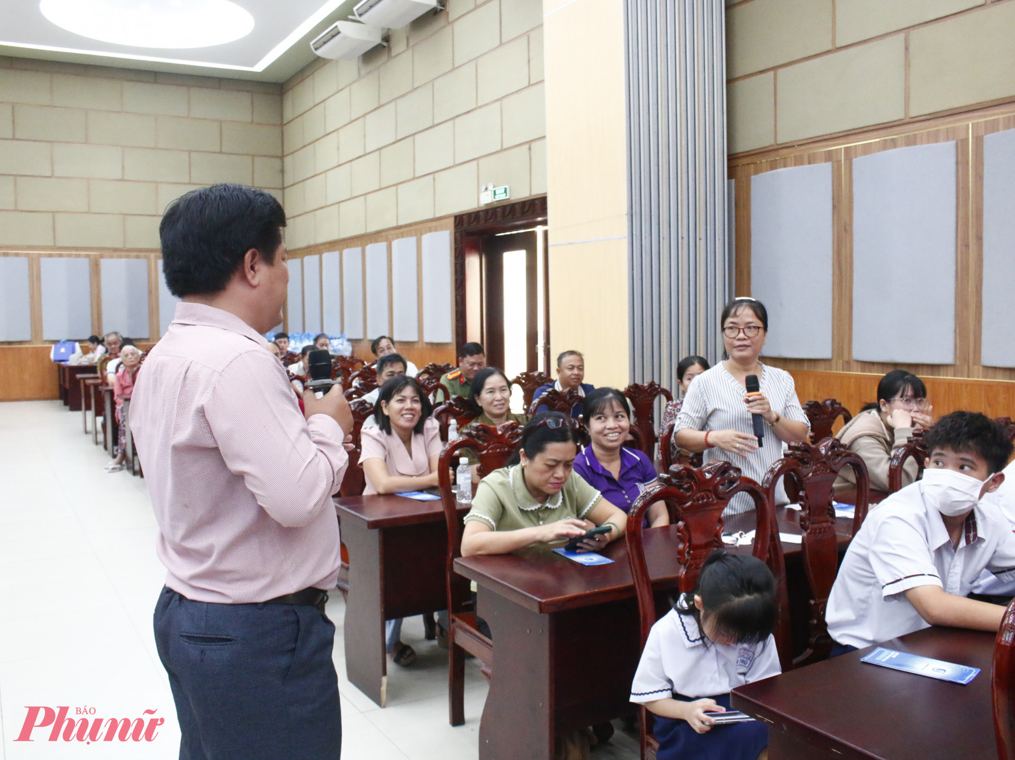 SAWACO và địa phương đồng hành nâng cao ý thức sử dụng nước sạch, hạn chế khai thác nước ngầm Thạc sĩ Nguyễn Thành Luân giao lưu, giải đáp thắc mắc của người dân