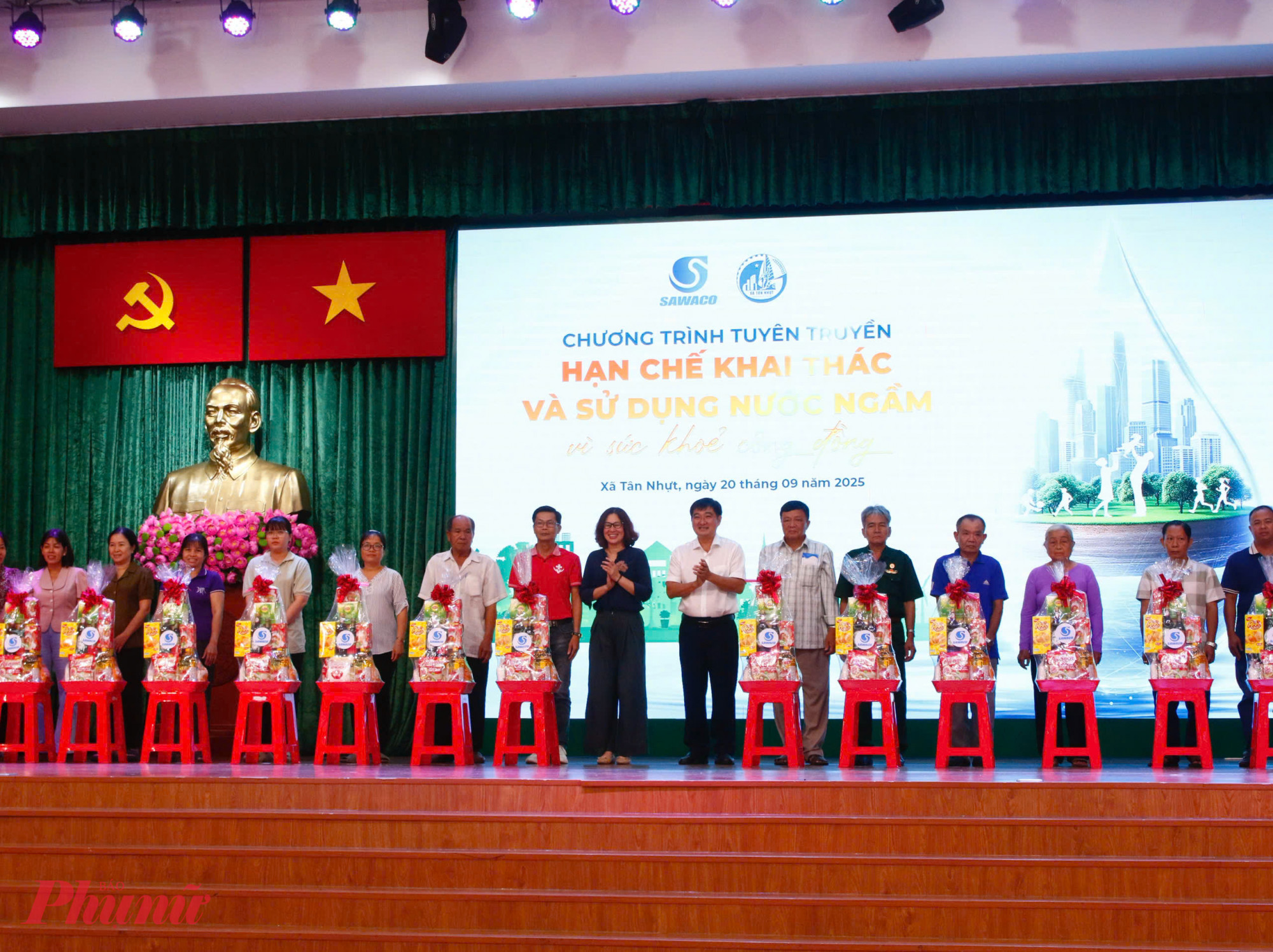 SAWACO và địa phương đồng hành nâng cao ý thức sử dụng nước sạch, hạn chế khai thác nước ngầm Dịp này, ban tổ chức trao 20 phần học bổng cho học sinh vượt khó học giỏi và 20 phần quà nhu yếu phầm cho người dân khó khăn và trao các phần quà cho bà con tham dự chương trình
