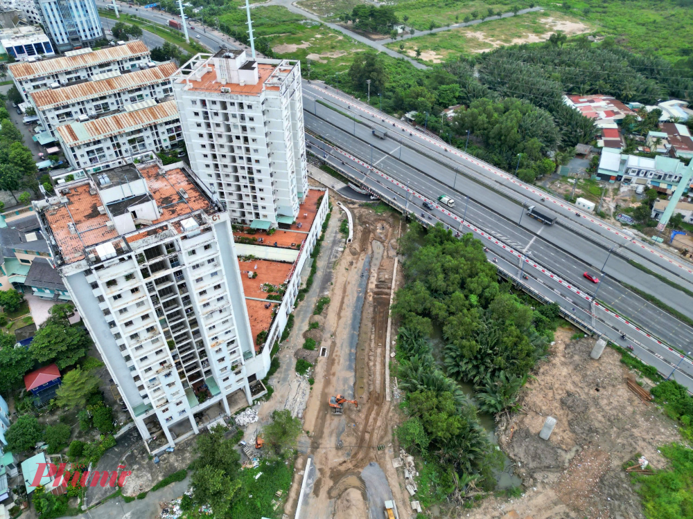 Qua ghi nhận, có khá ít công nhân thi công tại các gói thầu xây lắp do vướng mắc mặt bằng