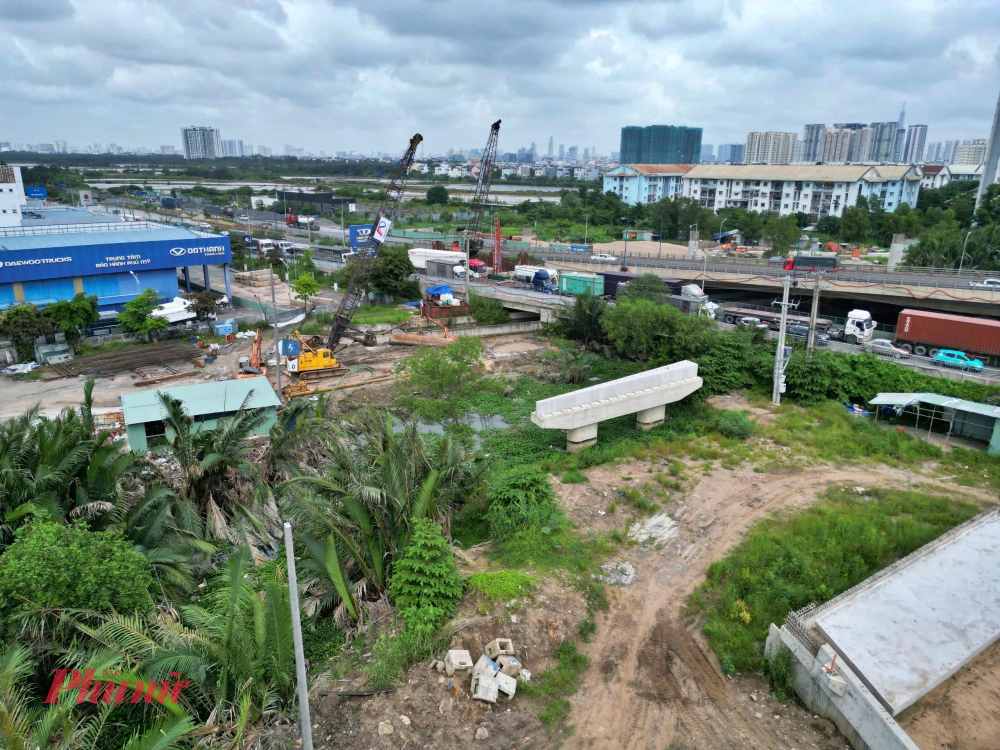 Các gói thầu khởi công trong năm 2025 như cầu vượt rẽ trái từ Cát Lái đi cầu Phú Mỹ, cầu Kỳ Hà 3 (nhánh phải) và cầu vượt trên đường Vành đai 2 (nhánh phải) vẫn đang thi công. 
