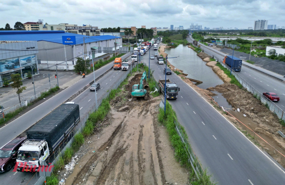 Do mặt bằng được bàn giao chậm nên các gói thầu xây lắp được triển khai chưa đồng bộ