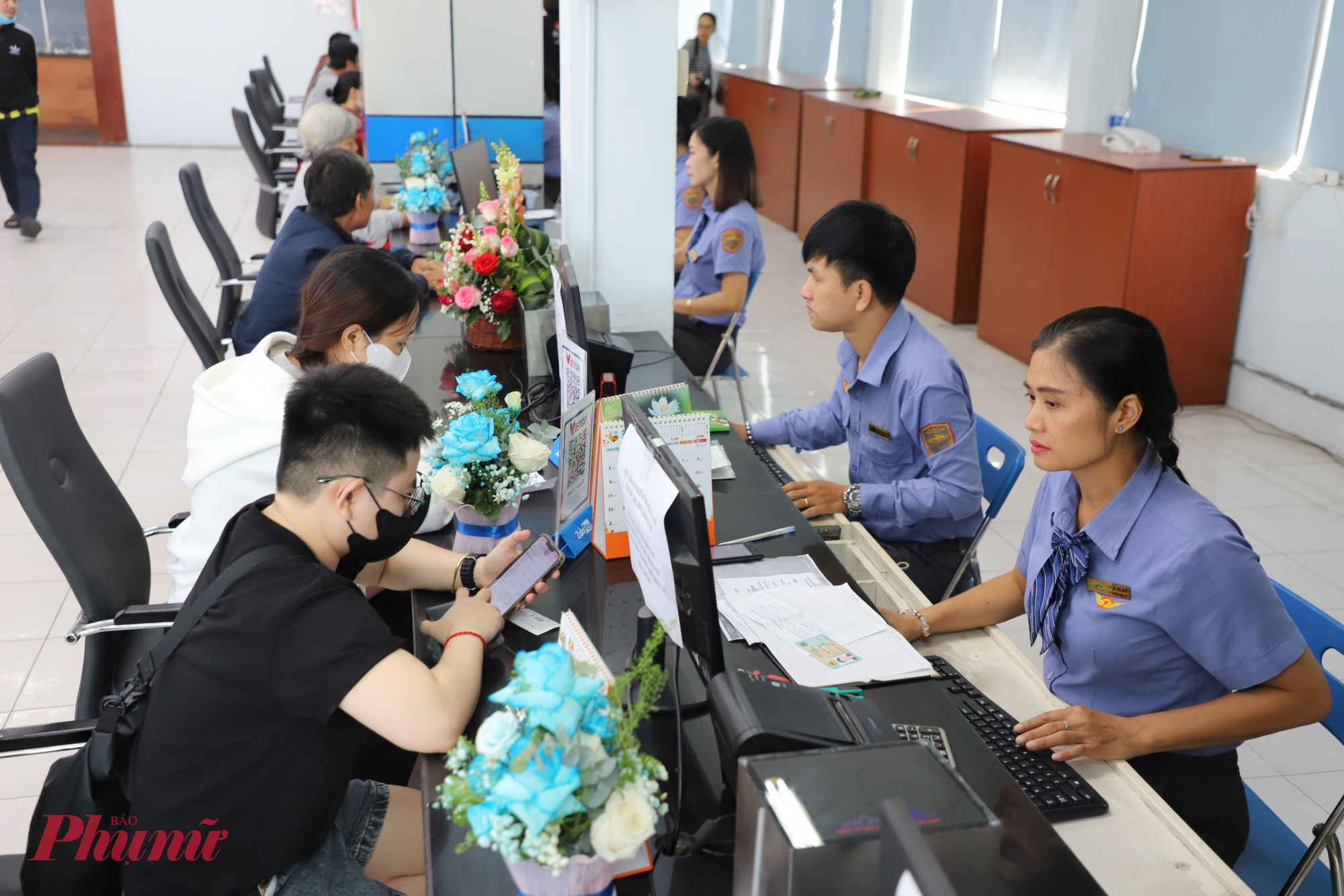 Nhiều hành khách mua đến mua vé tàu Tết 2026 trực tiếp tại quầy 