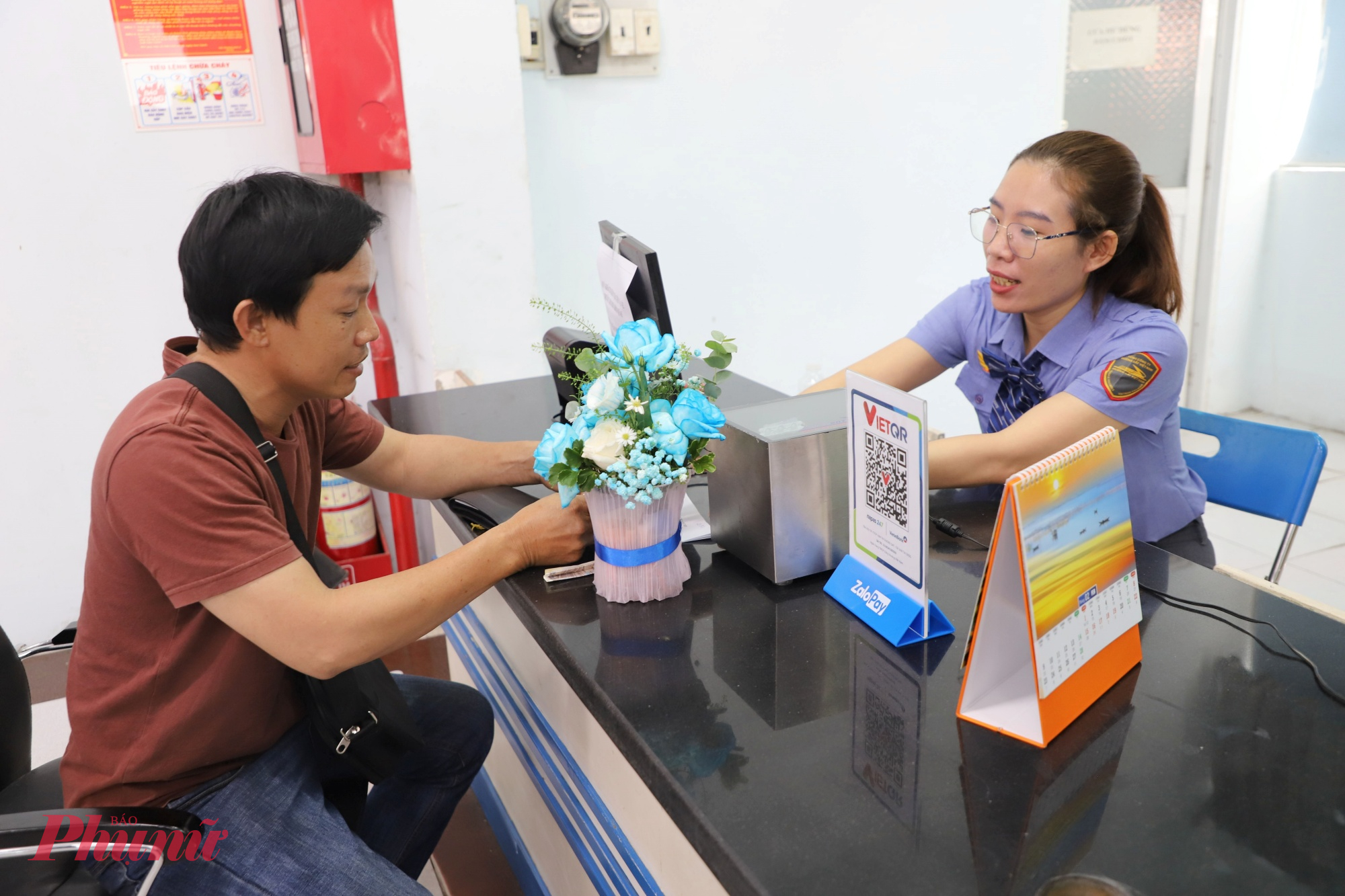 Anh Hùng (quê Quảng Ngãi) mua liền 10 vé tàu Tết cho cả gia đình - Ảnh Nguyễn Văn