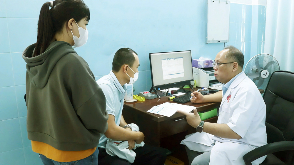 Chìa khóa cho hôn nhân lệch tuổi Tiến sĩ, bác sĩ Mai Bá Tiến Dũng - Trưởng khoa Nam học Bệnh viện Bình Dân - tư vấn sức khỏe cho một cặp vợ chồng có tuổi tác chênh lệch - ẢNH: CÁT QUÂN
