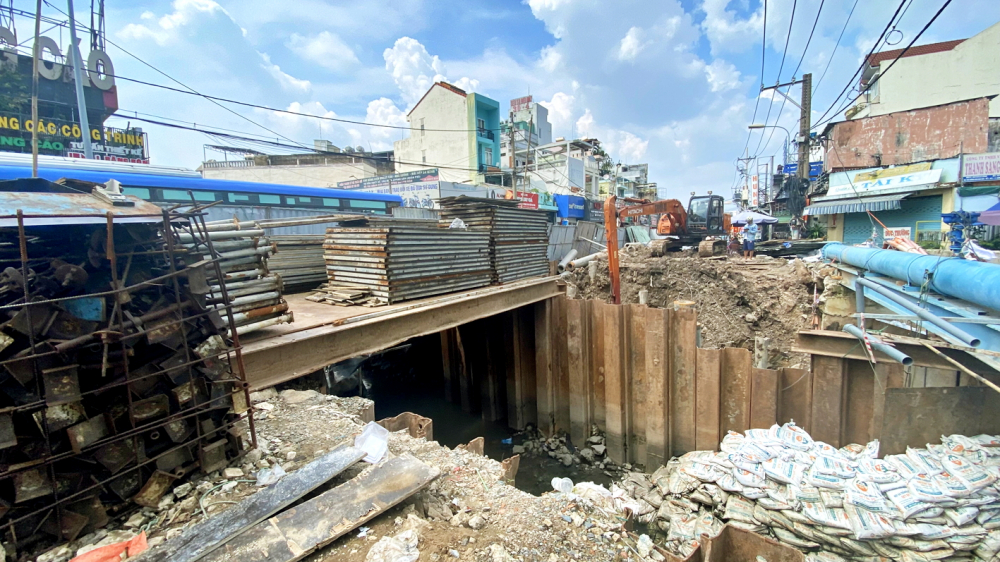 Rạch Cầu Ngang đang được cải tạo để góp phần chống ngập cho khu vực chợ Thủ Đức