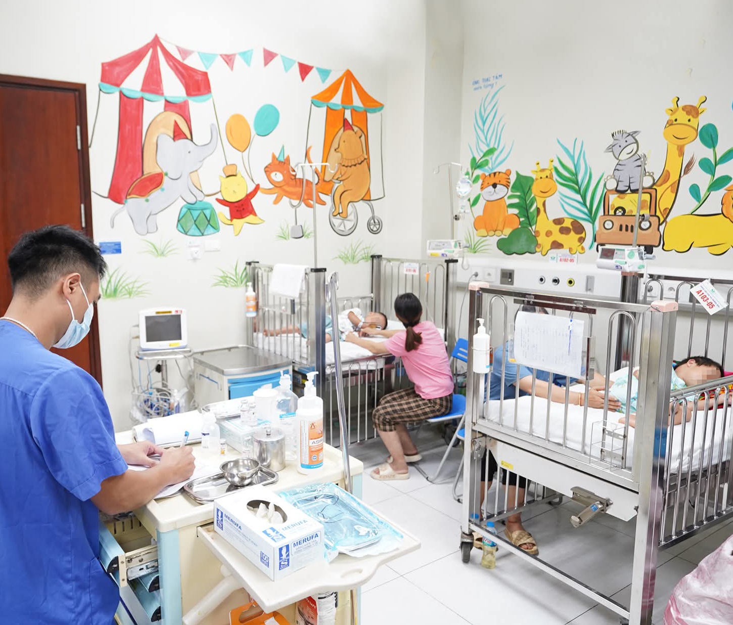 2 trẻ bị ong đốt điề trị tại Bệnh viện Nhi Trung ương - ảnh: Bệnh viện cung cấp