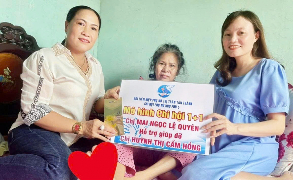 Chị Mai Ngọc Lệ Quyên (bìa trái) góp sức cùng Hội Phụ nữ  chăm lo cho những hoàn cảnh khó khăn