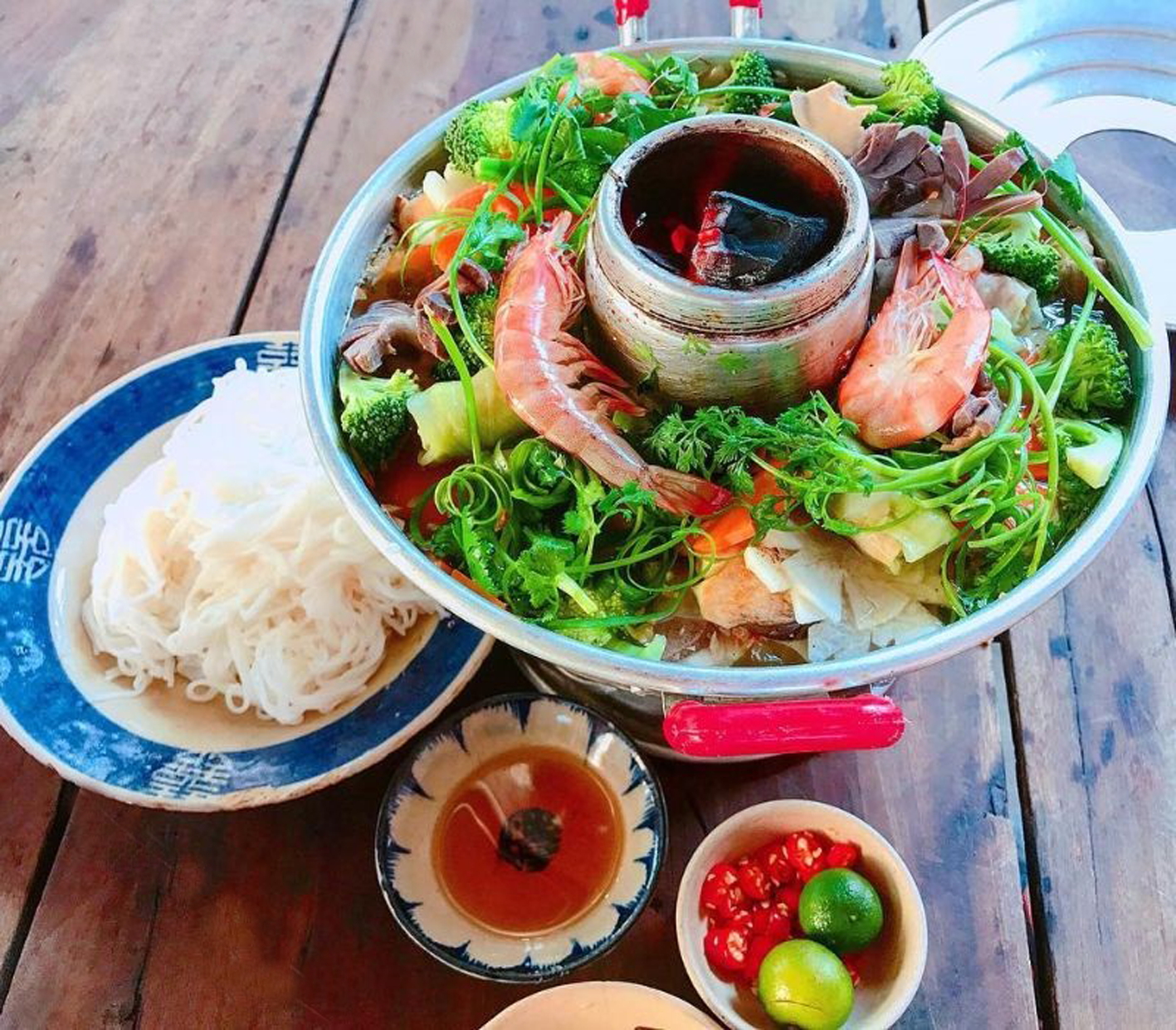 Lẩu cù lao ngày nay đã được biến tấu với nhiều nguyên liệu nhưng hình dạng nồi lẩu vẫn giữ gần như nguyên bản ngày xưa - ẢNH: L.T.