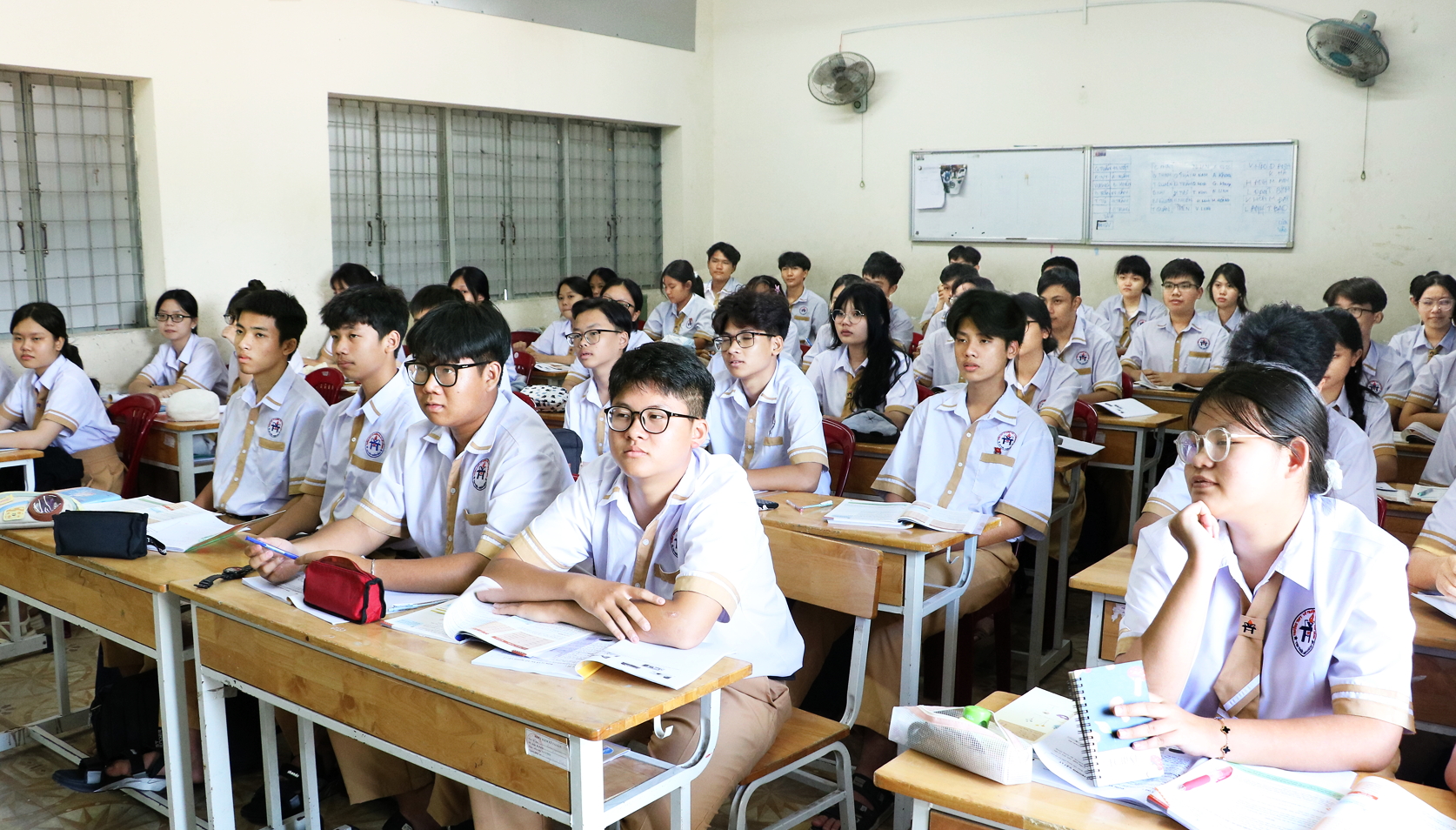 Một lớp học “chạy” môn vật lý lớp Mười ở Trường THPT Võ Trường Toản có học sinh của 2 lớp