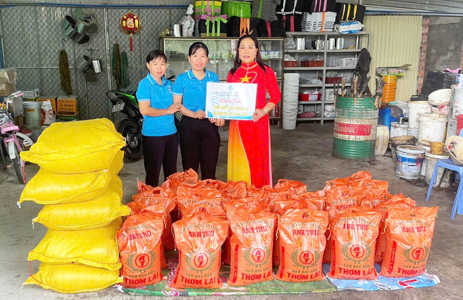 Chị Mai Ngọc Lệ Quyên (bìa phải) tích cực cùng Hội Phụ nữ  thực hiện các chương trình chăm lo cho phụ nữ và trẻ em