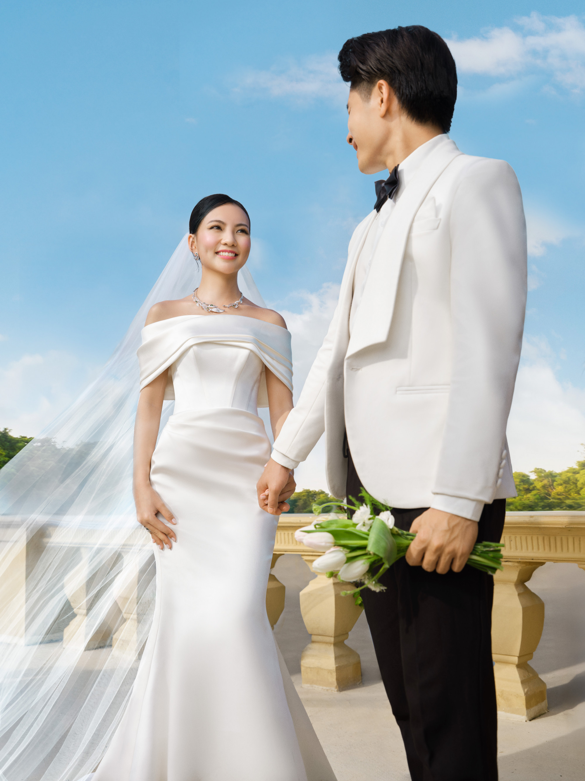 Bộ trang sức cưới kim cương Lá Ngọc Cành Vàng chạm khắc đầy tinh tế, thay lời chú rể nguyện nâng niu nàng dâu trong khoảnh khắc nên duyên - Ảnh: PNJ