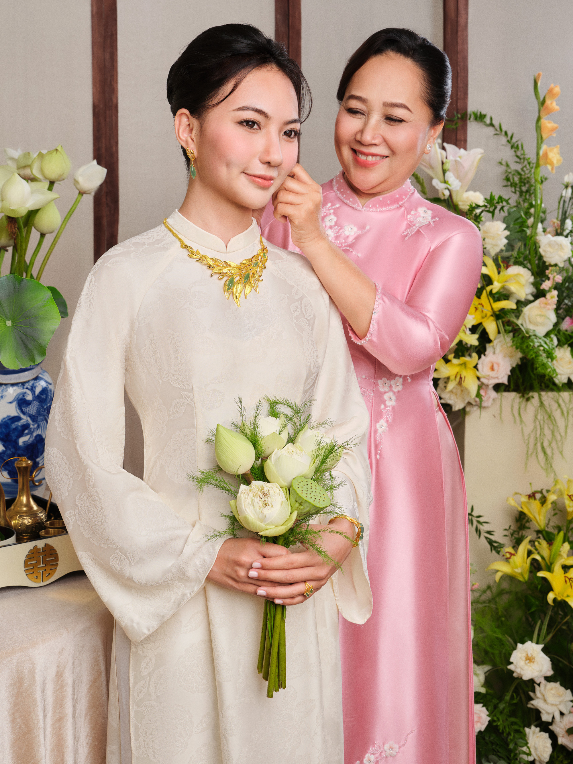 Giây phút mẹ chồng dịu dàng đeo bộ trang sức Lá Ngọc Cành Vàng cho nàng dâu quý như lời khẳng định nàng là báu vật được cả gia đình thương yêu, nâng niu - Ảnh: PNJ