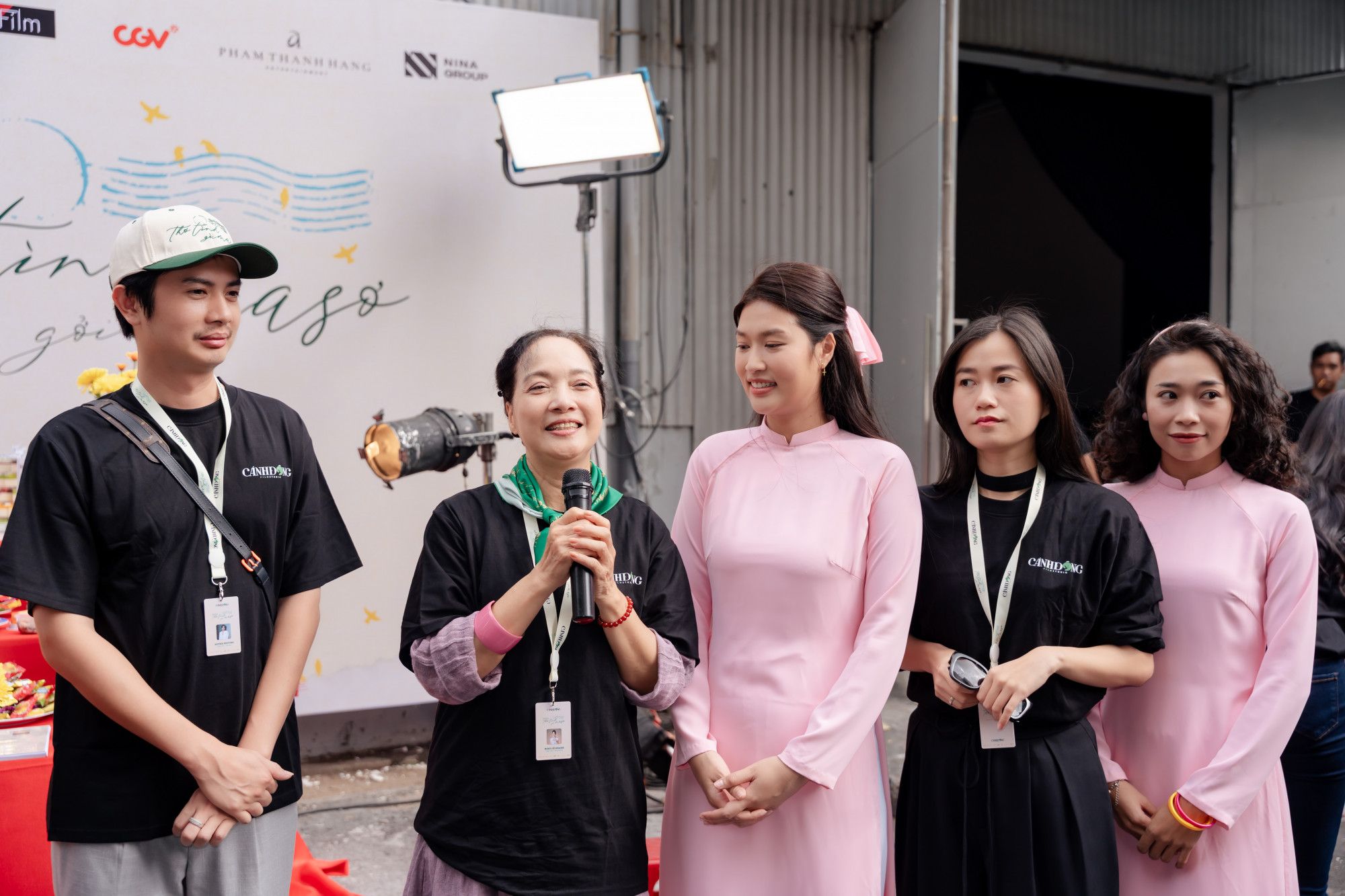 Diễn viên Huỳnh Phương, NSND Lê Khanh, Đoàn Thiên Ân, Nguyên Thảo, Lâm Vỹ Dạ  buổi khai máy ghi hình sáng ngày 21/9 (Ảnh: ĐPCC)