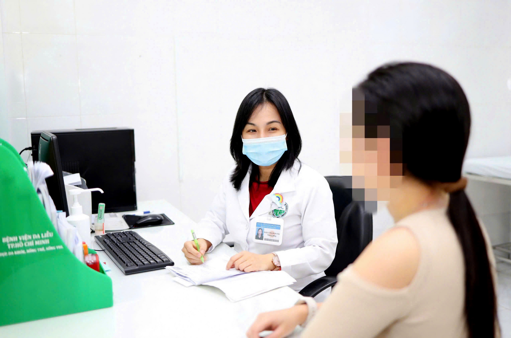 Bác sĩ Vũ Thị Phương Thảo - Trưởng khoa Lâm sàng 1, Bệnh viện Da liễu TPHCM - đang tư vấn cho người bệnh