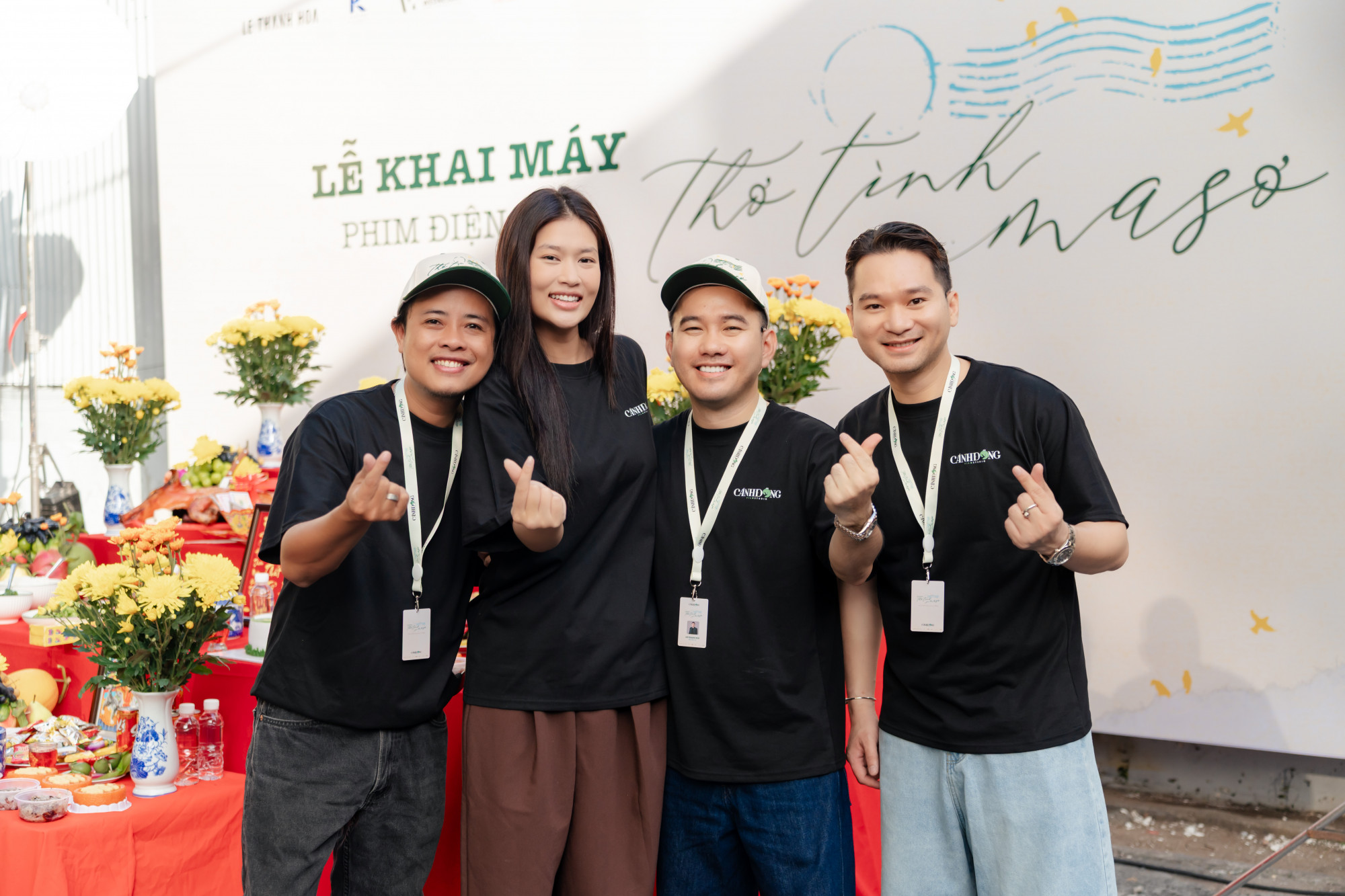 Không chỉ là ngày khởi đầu cho một dự án điện ảnh đặc biệt, buổi lễ khai máy còn ghi dấu hình ảnh Đoàn Thiên Ân đầy trẻ trung, thanh lịch nhưng cũng không kém phần cuốn hút – hứa hẹn sẽ mang đến một “nàng thơ” mới trên màn ảnh rộng.