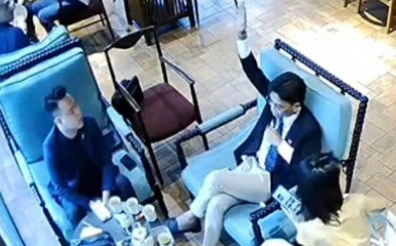 Hình  ảnh ghi lại vụ việc đang khiến dư  luận bức xúc trong mấy ngày qua. Ảnh  cắt từ clip