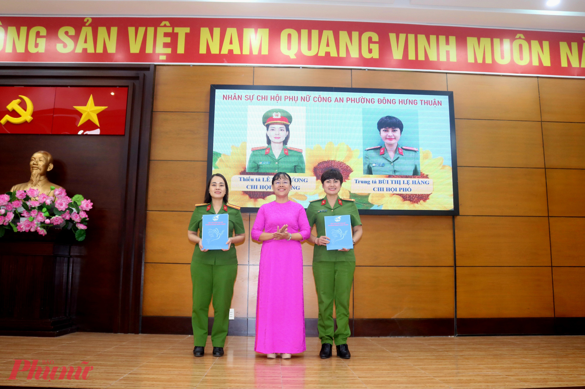 Bà Nguyễn Ngọc Yến - Phó chủ tịch Ủy ban MTTQ, Chủ tịch Hội LHPN phường Đông Hưng Thuận (giữa) - trao quyết định thành lập Chi hội Phụ nữ Công an phường, quyết định chỉ định chi hội trưởng, chi hội phó cho thiếu tá Lê Thị Hương (bìa trái) và trung tá Bùi Thị Lệ Hằng - Ảnh: Mẫn Nhi