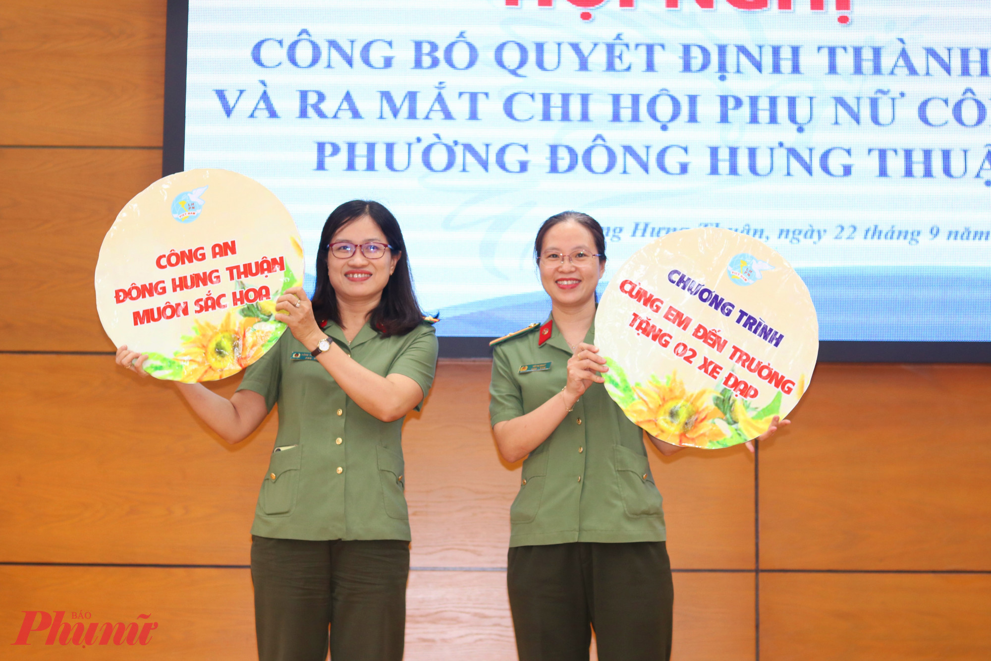 Từ nay đến cuối năm 2025, Chi hội Phụ nữ Công an phường Đông Hưng Thuận triển khai thực hiện công trình “Công an Đông Hưng Thuận muôn sắc hoa” và chương trình “Cùng em đến trường” - Ảnh: Mẫn Nhi